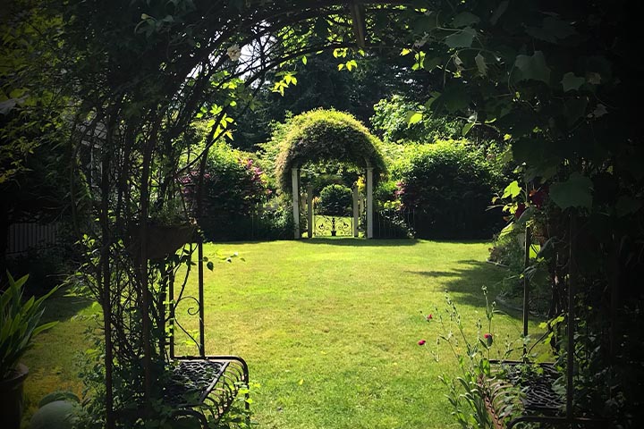 arch gates iron garden